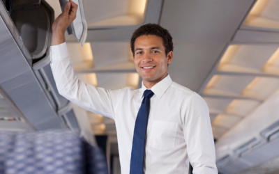 ¿Qué es un sobrecargo de vuelo y cuáles son sus funciones en el avión?